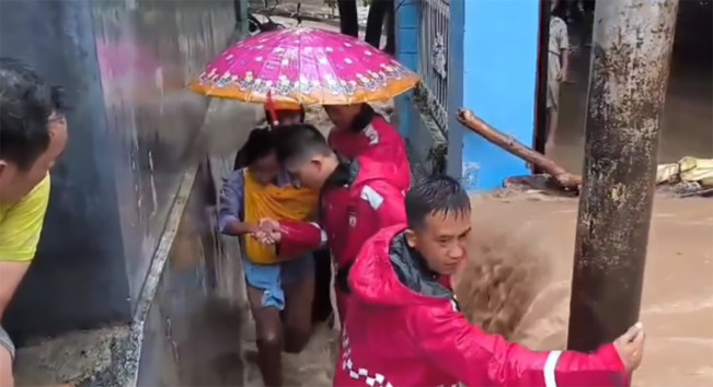 Banjir Dahsyat Sukabumi: Perjuangan Tim Gabungan Menyelamatkan Warga yang Tinggal di Gang-gang Sempit!